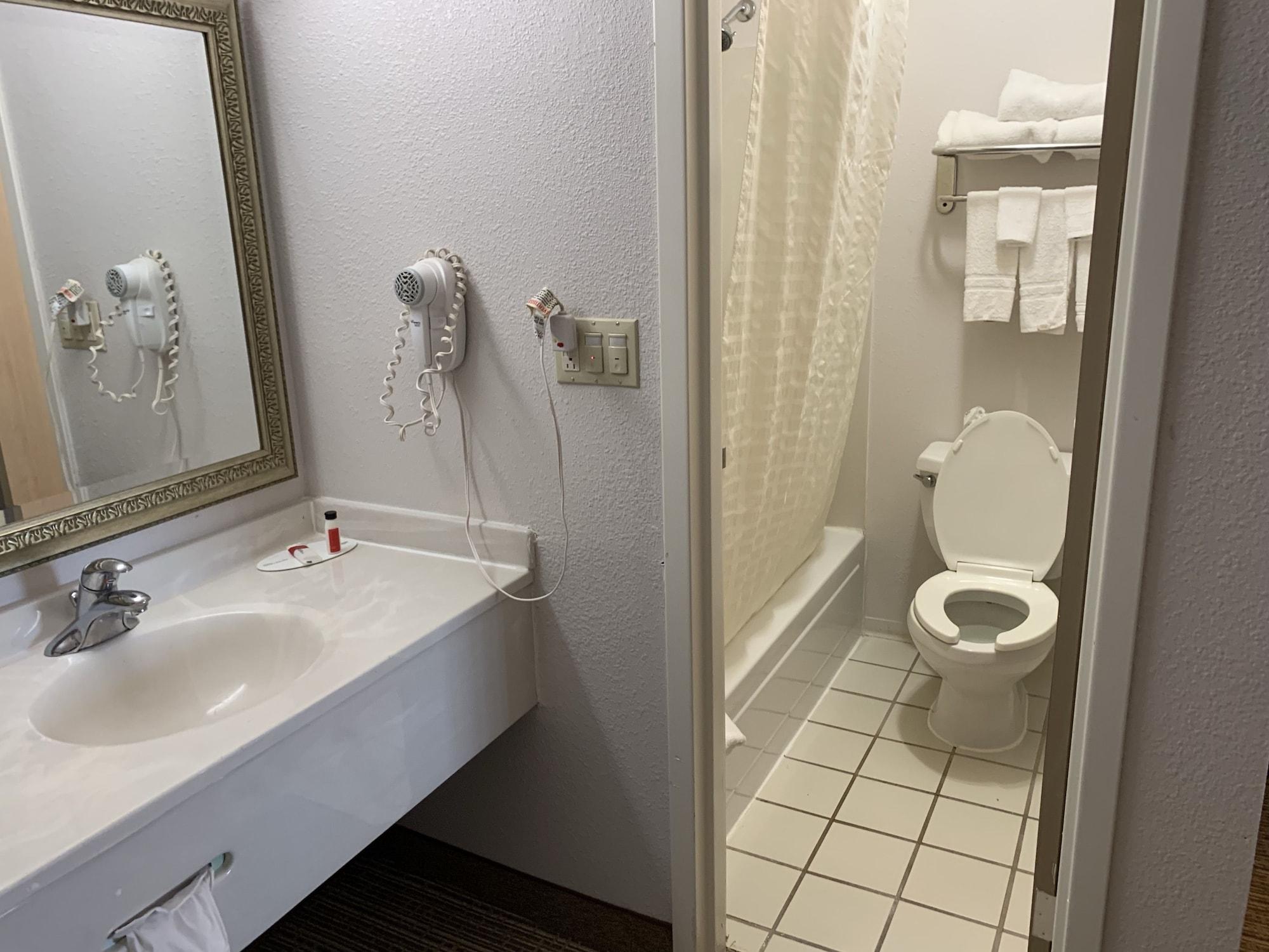 Travelodge By Wyndham Fort Wayne North Εξωτερικό φωτογραφία